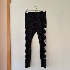 Yoga Democracy Moon Phases Leggings, size L.